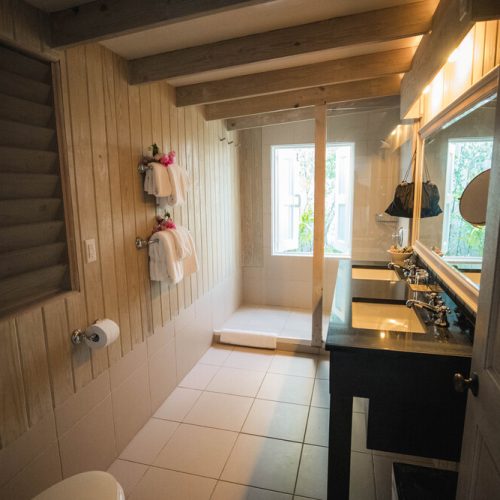Azure_waterfront-pool-suite-Bathroom