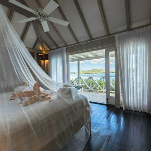 deluxe-cottage-bathroom-view-bed
