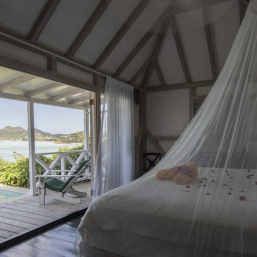deluxe-pool-cottage-room-bed