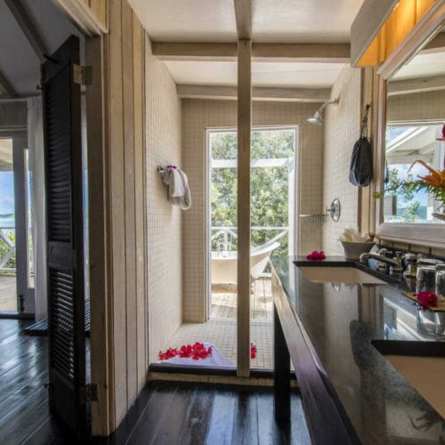 waterfront-pool-suite-bathroom